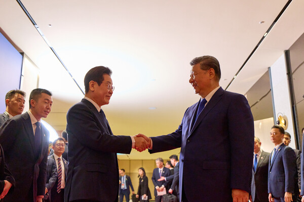 이재명 대통령이 11월 1일 경북 경주시 소노캄 그랜드볼룸에서 열린 한중 국빈만찬을 마친 후 시진핑 중국 국가주석을 환송하고 있다. / 이재명 대통령 SNS 갈무리