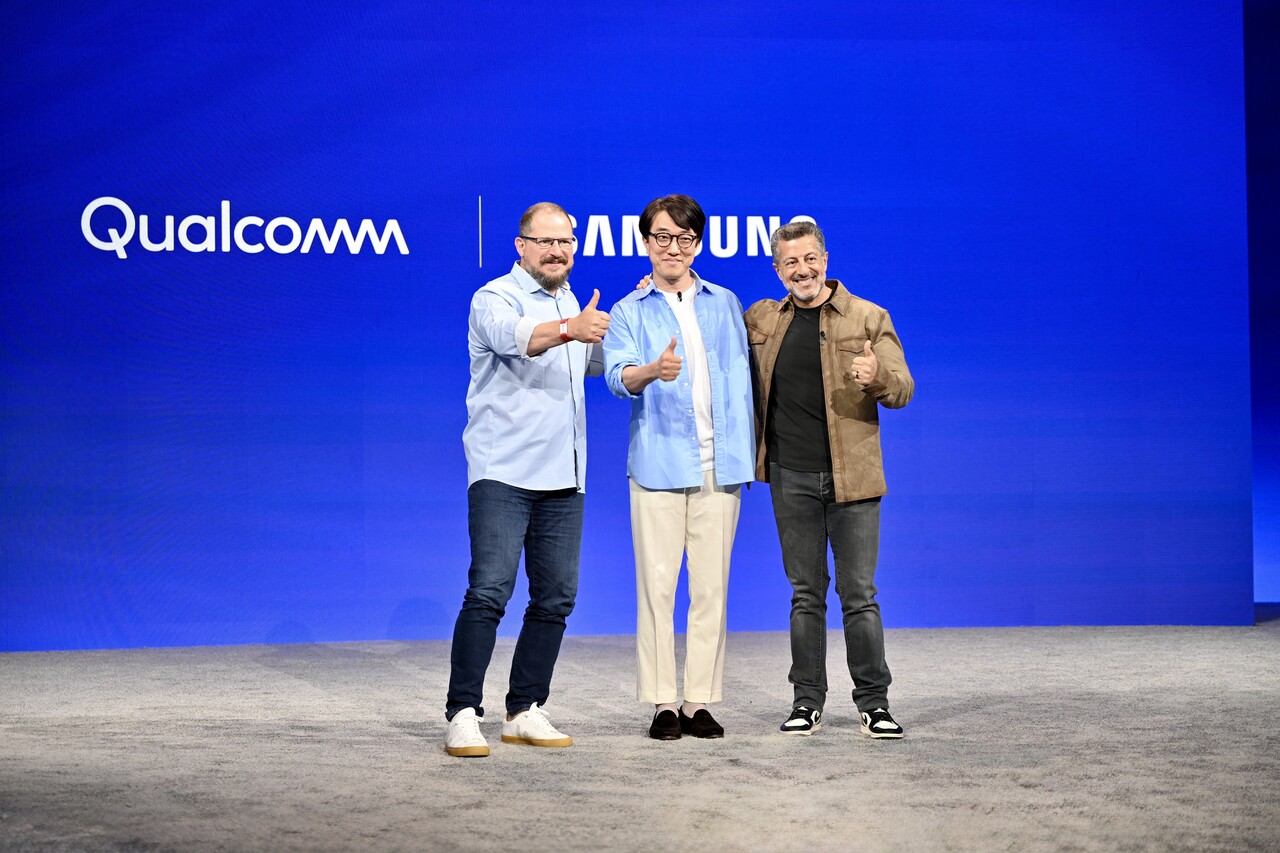 크리스티아노 아몬 퀄컴 CEO와 최원준 삼성전자 MX(모바일 경험)사업부 개발실장(사장)이 9월 24일(이하 현지시각) 미국 하와이 하얏트 리젠시 마우이 리조트에서 열린 ‘스냅드래곤 서밋 2025’에서 기념촬영을 하고 있다. / 공동취재단