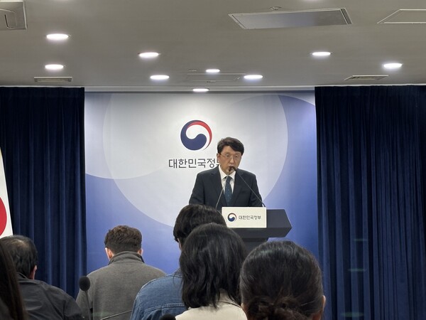 최우혁 KT 침해사고 민관합동조사단장(과학기술정보통신부 네트워크정책실장)이 6일 정부서울청사에서 열린 KT 침해사고 관련 1차 중간 브리핑에서 발표하고 있다. / 김광연 기자