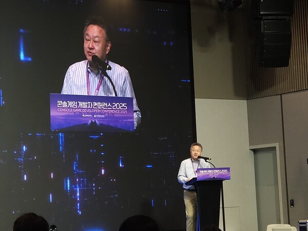 요시다 슈헤이 전 SIE 대표는 11월 6일 경기도 판교 바이 힐튼 호텔에서 열린 ‘콘솔게임 개발자 콘퍼런스’에서 ‘콘솔게임의 특징과 한국 인디게임계에 대한 제언’을 주제로 발표하고 있다. / 천선우 기자