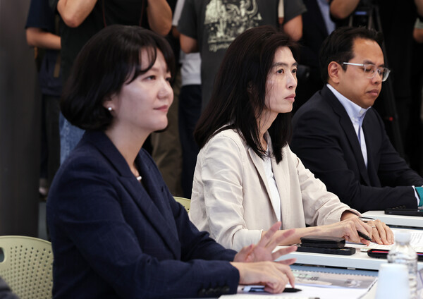 최수연 네이버 대표이사 사장(왼쪽 첫 번째), 정신아 카카오 대표이사(왼쪽 두 번째)가 9월 11일 오후 서울 강남구 네이버스퀘어 역삼에서 열린 금융감독원-빅테크 CEO 간담회에서 이찬진 금감원장의 인사말을 듣고 있다. / 뉴스1