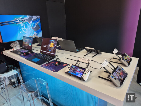 코어 울트라 2세대를 사용한 핸드헬드 게이밍 PC ‘클로 8 AI+’도 현장에 선보였다. / 권용만 기자