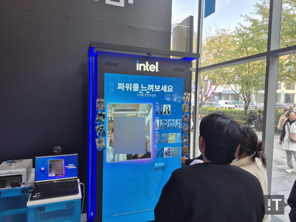 포토 부스는 사진 촬영과 스타일 변경, 인화까지 가능하다. / 권용만 기자