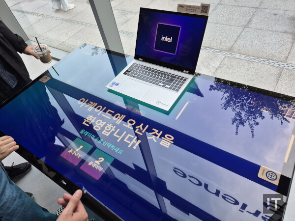 전 세계 팝업스토어의 방문자들과 겨루는 아케이드 게임 부스 / 권용만 기자