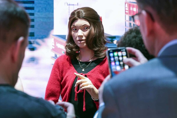 3월 4일(현지시각) 스페인 바르셀로나 피라 그란 비아 전시장에서 열린 '모바일 월드 콩그레스(MWC) 2025'에 마련된 아랍에미리트 이동 통신사 에티살랏바이이앤드(etisalat by e&) 부스에서 인공지능(AI) 로봇이 관람객들과 대화를 나누고 있다. / 뉴스1