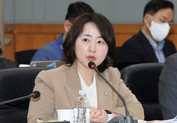 이주희 더불어민주당 위원이 10월 24일 대전 한국전자통신연구원(ETRI)에서 열린 국회 과학기술정보방송통신위원회 국정감사에서 질의하고 있다. / 뉴스1