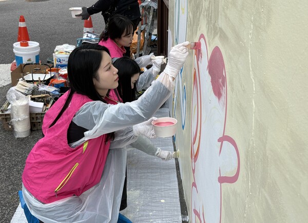 흥국생명은 지난 7일 서울 영등포구 대림2동 어린이집 인근 스쿨존에서 어린이 교통안전 벽화 그리기 봉사활동을 진행했다 / 흥국생명