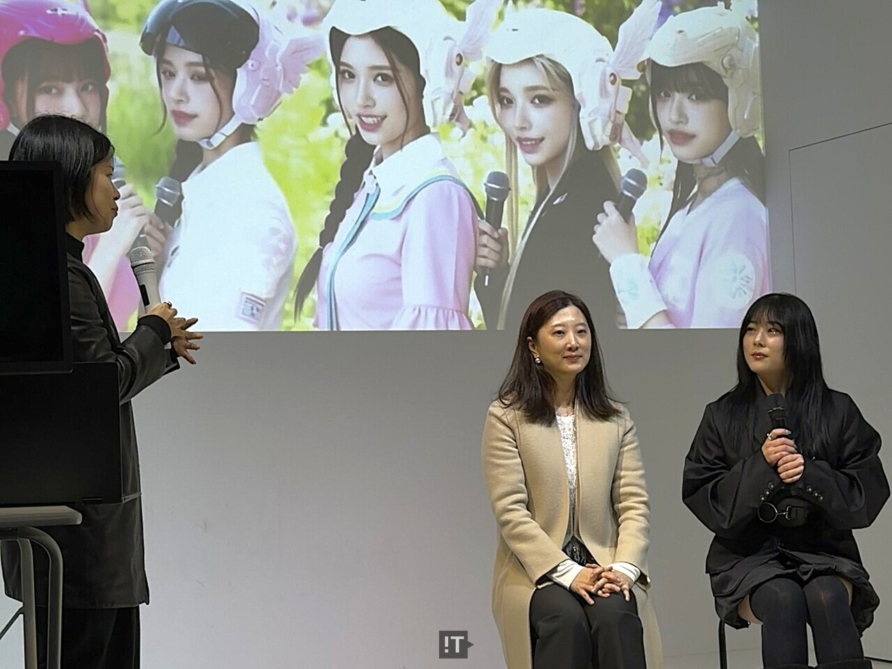 박지은 펄스나인 대표(가운데)와 가수 이송화(오른쪽)가 인터뷰를 진행하고 있다. / 김경아 기자