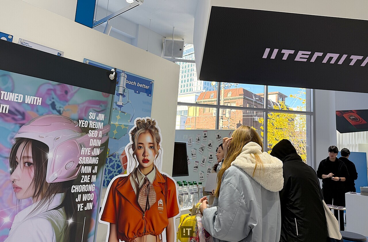 서울 홍대 키트베러 플래그십 스토어에 마련된 이터니티(IITERNITI) 정규앨범 ‘헬로 월드(HELLO WORLD)’ 발매 기념 쇼룸 내부 / 김경아 기자