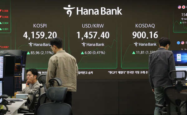 11일 오전 서울 중구 하나은행 본점 딜링룸 현황판에 코스피 지수가 보이고 있다. / 뉴스1