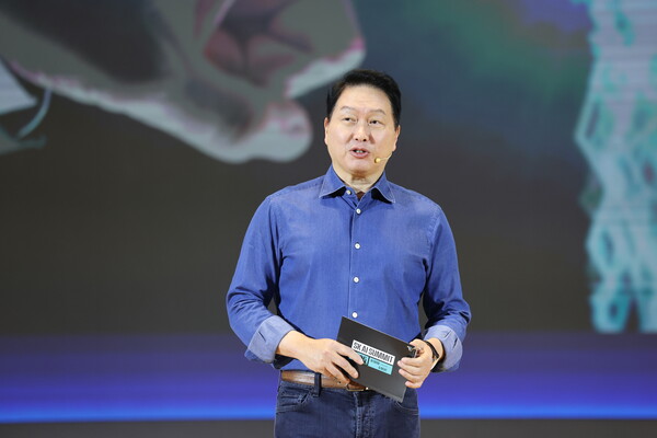 최태원 SK그룹 회장이 3일 서울 강남구 코엑스 오디토리움에서 열린 'SK AI 서밋 2025' 키노트 세션에서 'AI Now & Next'를 주제로 기조연설을 하고 있다. / 뉴스1