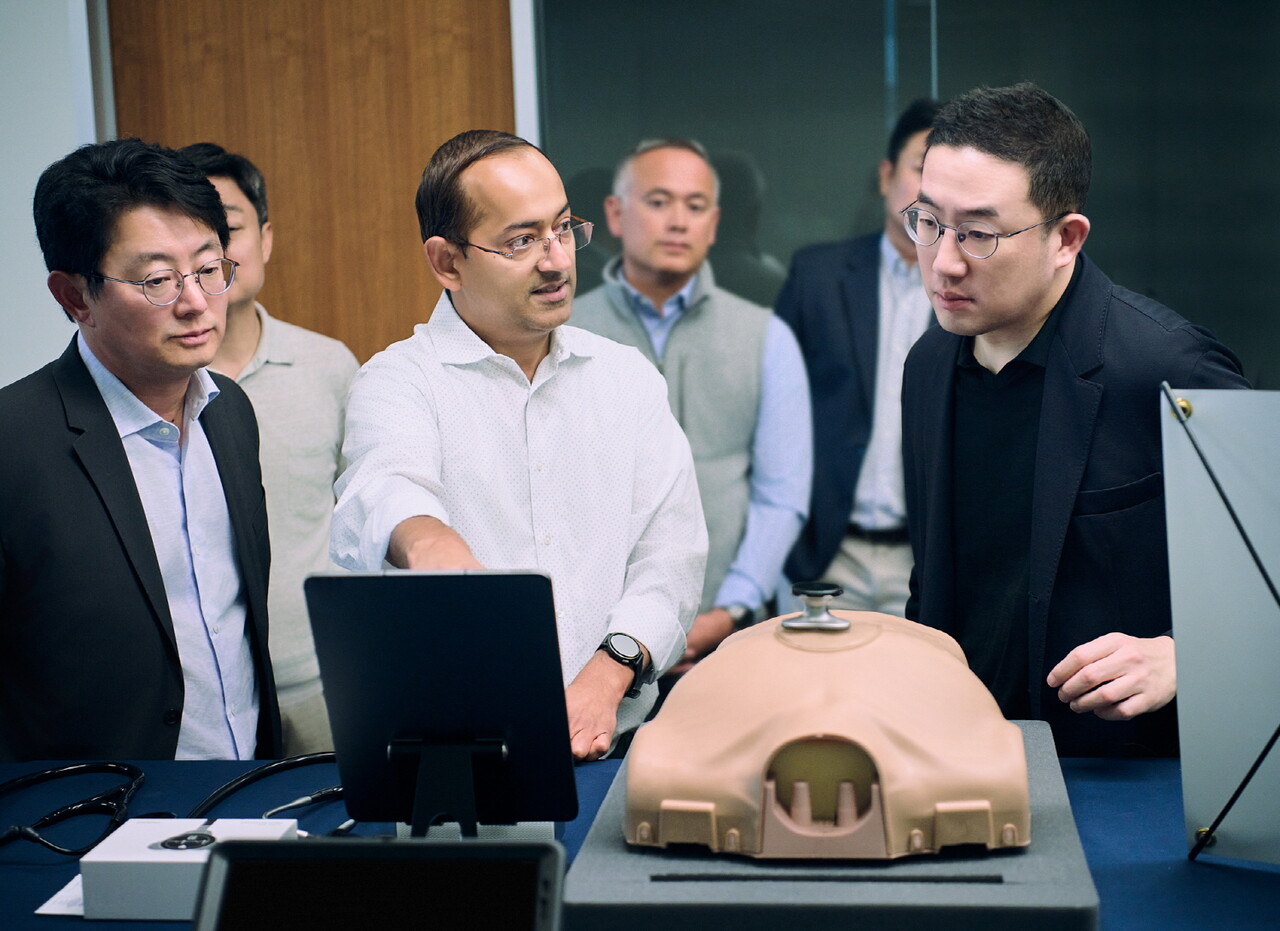 구광모 (주)LG 대표(맨 오른쪽)가 2024년 6월 미국 실리콘밸리에 있는 LG테크놀로지벤처스에 방문해 LG테크놀로지벤처스가 투자한 주요 스타트업의 기술을 자세히 살펴보고 있다. / LG