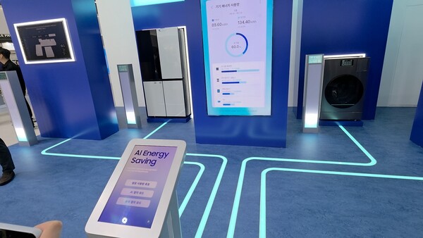 서울 코엑스에서 열린 KES 2025(한국전자전) 삼성전자관에서 관람객들이 스마트싱스 앱을 통해 연결된 기기들의 실시간 에너지 사용량을 모니터링하고 있다. / 이선율 기자