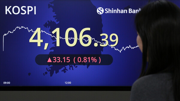 신한은행 딜링룸에서 한 직원이 주가지수를 표시한 전광판을 쳐다보고 있다. / 신한은행