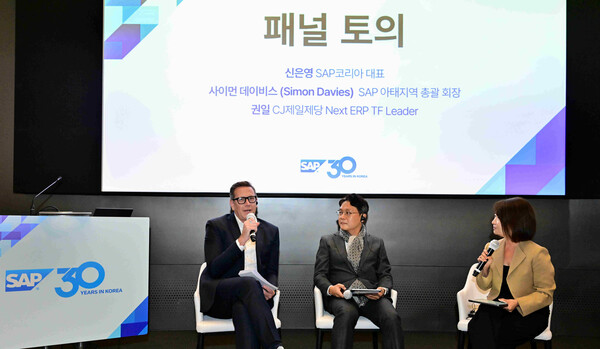 (사진 왼쪽부터)사이먼 데이비스(Simon Davies) SAP 아태지역(APAC) 총괄 회장, 권일 CJ제일제당 넥스트 ERP TF 리더, 신은영 SAP 코리아 대표이사가 패널 토의를 나누고 있는 모습. / SAP코리아