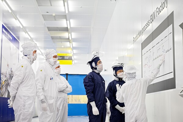 이재용 삼성전자 회장이 2022년 6월 14일(현지시간) 네덜란드 에인트호번에 위치한 ASML 본사에서 피터 베닝크 CEO, 마틴 반 덴 브링크 CTO 등과 함께 반도체 장비를 점검하고 있다. / 삼성전자