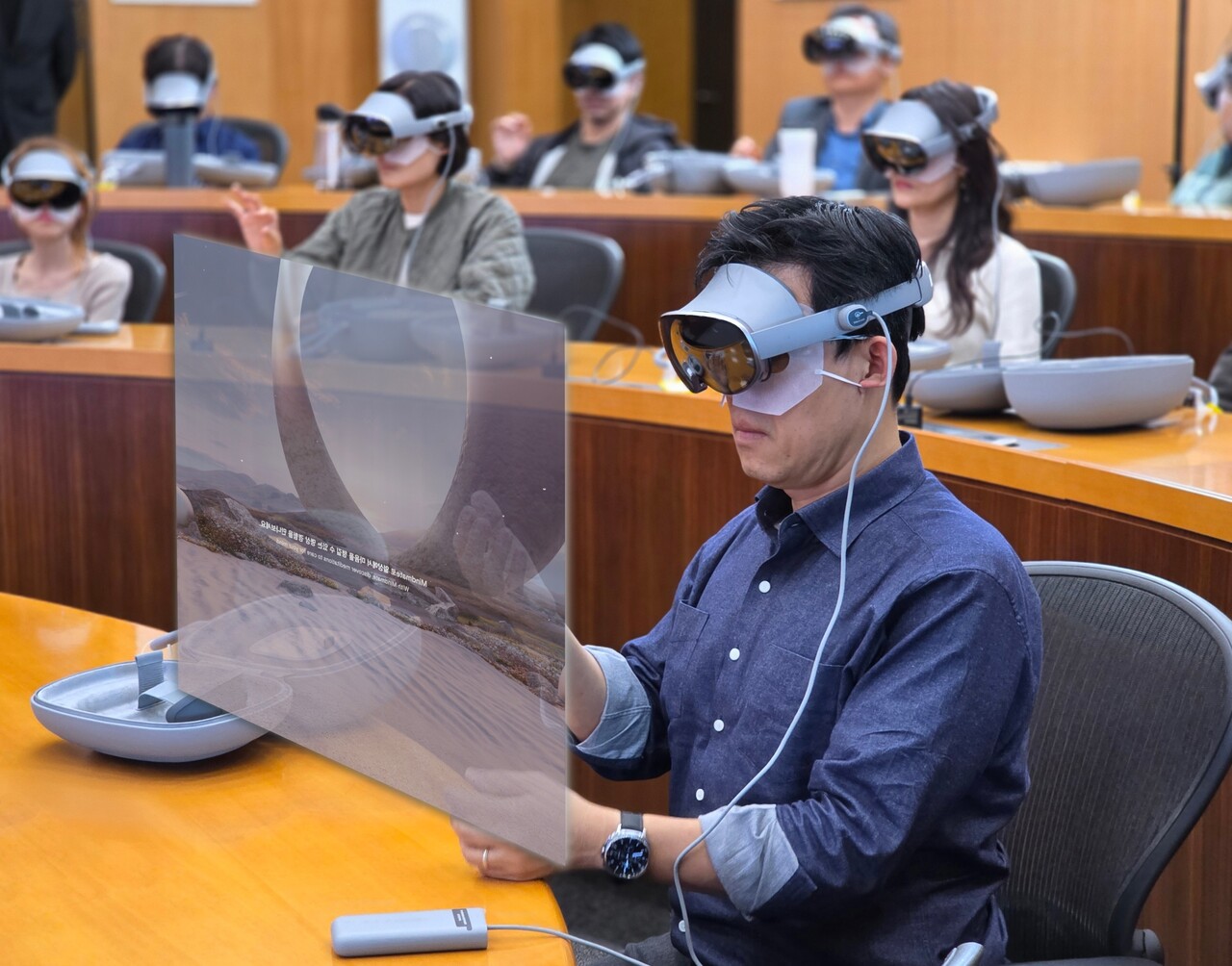 삼성 임직원이 삼성인력개발원에서 갤럭시 XR을 착용한 채 교육에 참여하고 있다. / 삼성전자