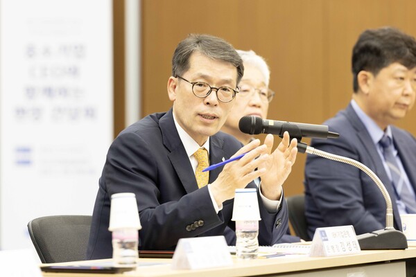 12일 부산국제금융센터에서 열린 중소기업 현장 간담회에서 김성태 IBK기업은행장이 중소기업 대표들과 대화 하고 있는 모습/IBK기업은행