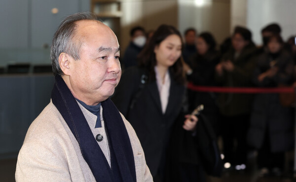 손정의 소프트뱅크그룹 회장이 4일 서울 서초구 삼성전자 사옥에서 이재용 삼성전자 회장과 샘 올트먼 오픈AI 최고경영자(CEO)와의 회동을 마친 후 사옥을 나서고 있다. / 뉴스1
