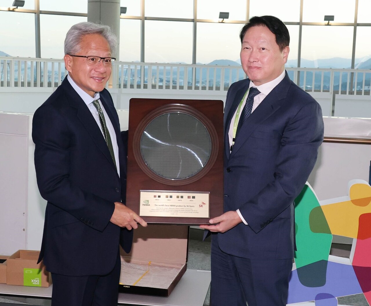 최태원 SK그룹 회장이 10월 31일 경주 APEC CEO 서밋이 개최된 경주아트센터에서 젠슨 황 엔비디아 CEO와 감사패를 들고 기념촬영을 하고 있다. / 최태원 SK그룹 회장 링크드인