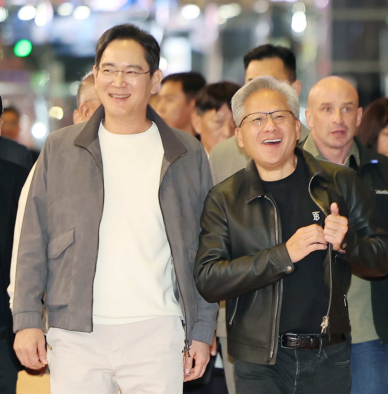 이재용 삼성전자 회장과 젠슨 황 엔비디아 최고경영자(CEO)가 30일 오후 서울 강남구 코엑스에서 열리는 엔비디아 그래픽카드(GPU) ‘지포스’의 한국 출시 25주년 행사에 참석하기 위해 이동하고 있다. / 뉴스1