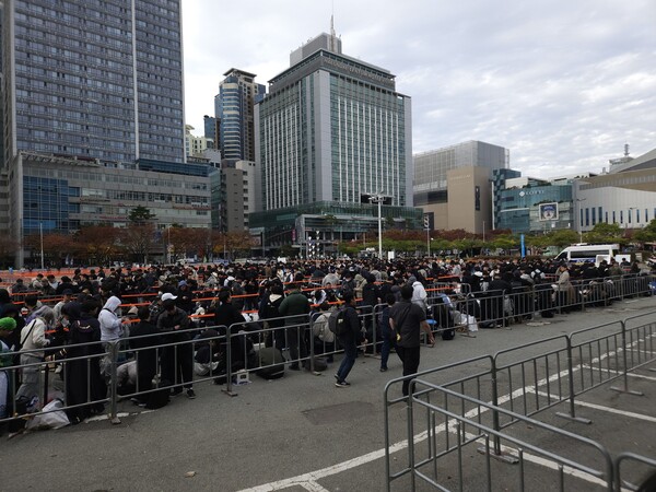 부산 벡스코 지스타 2025 개막을 앞두고 오전부터 많은 인파가 몰리고 있다. / 천선우 기자