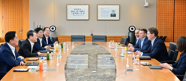 (왼쪽부터) LG디스플레이 정철동 CEO, LG전자 조주완 CEO, LG에너지솔루션 김동명 CEO, LG이노텍 문혁수 CEO, 메르세데스-벤츠 R&D 코리아 컬삿 카르탈 센터장, 메르세데스-벤츠 코리아 마티아스 바이틀 CEO, 메르세데스-벤츠 올라 칼레니우스 회장, 메르세데스-벤츠 이다 볼프 기업본부 총괄 / LG