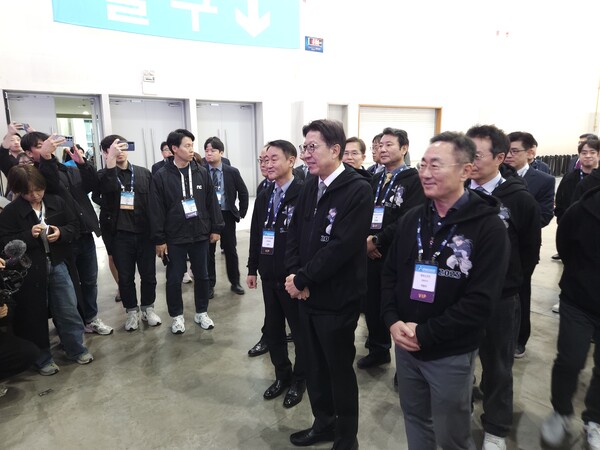개막식 직후 박형준 부산시장과 조영기 협회장, 서태건 위원장 등 참석자들은 BTC 제1전시장에 마련된 메인스폰서 엔씨소프트 부스로 이동하고 있다. / 천선우 기자