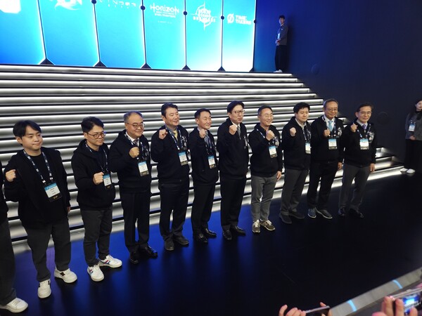  박형준 부산시장과 조영기 협회장, 서태건 위원장, 게임업계 주요 경영진 등 참석자들이 엔씨소프트 무대 위에서 기념촬영을 하고 있다. / 천선우 기자 