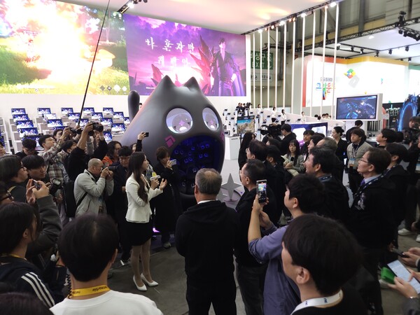 박형준 부산시장과 조영기 협회장, 서태건 위원장, 게임업계 주요 경영진 등 참석자들이 넷마블 부스에서 신작 설명을 듣고 있다. / 천선우 기자