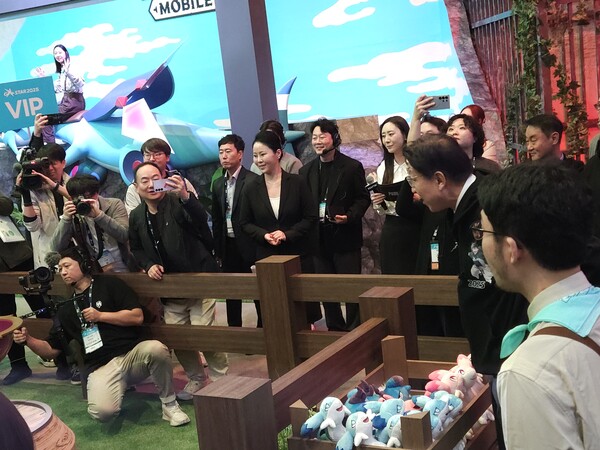 박형준 부산시장이 크래프톤 부스에서 펠월드 모바일 미니게임에 참여하고 있다. / 천선우 기자