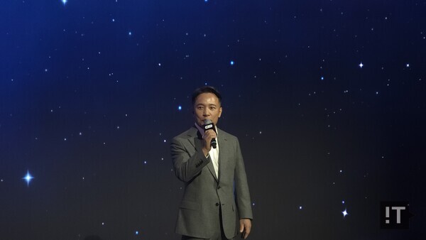 김택진 엔씨 대표 겸 최고창의력책임자(CCO)가 11월 13일 부산 벡스코에서 열린 지스타 2025 오프닝 세션에서 발언하고 있다. / 변인호 기자