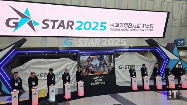 지스타 2025 개막식에 참석한 내빈들이 오프닝 세리모니를 통해 제1전시장의 문을 열고 있다. / 변인호 기자