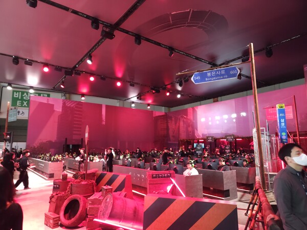 지스타 2025 엔씨소프트 부스에서 이용자들이 신더시티를 체험하고 있다. / 천선우 기자