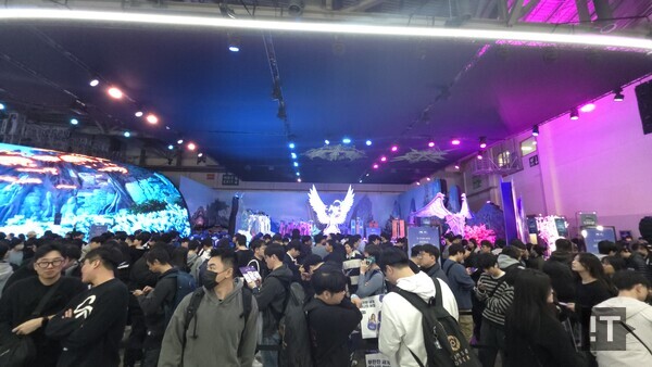 11월 13일 지스타 2025가 열리는 부산 벡스코 제1전시장 엔씨 부스 아이온2 시연공간 앞에 관람객들이 대기하고 있다. / 변인호 기자
