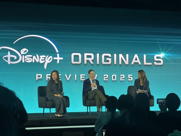 에릭 슈라이어(가운데) 디즈니 텔레비전 스튜디오 및 글로벌 오리지널 텔레비전 전략 부문 사장이 13일 홍콩 디즈니랜드 호텔에서 열린 ‘디즈니플러스 오리지널 프리뷰 2025’에서 말하고 있다. / 김광연 기자