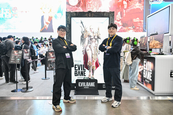 이정호 넷마블 사업본부장(왼쪽)과 최동수 넷마블몬스터 기획팀장이 기념 촬영을 하고 있다. / 넷마블