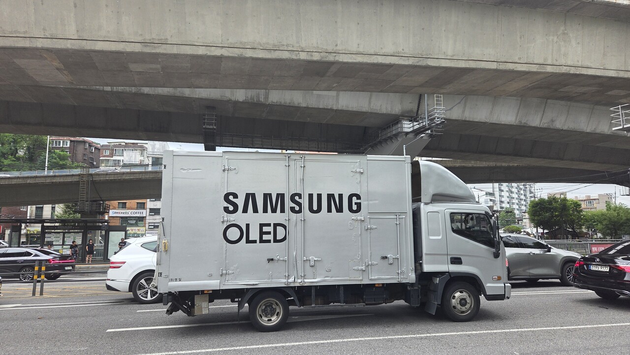 삼성 OLED 문구가 적힌 트럭이 도로를 주행하고 있다. / 이광영 기자