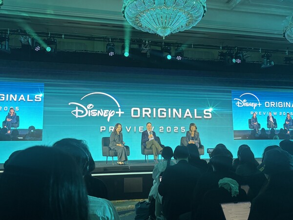 에릭 슈라이어(가운데) 디즈니 텔레비전 스튜디오 및 글로벌 오리지널 텔레비전 전략 부문 사장이 13일 홍콩 디즈니랜드 호텔에서 열린 ‘디즈니플러스 오리지널 프리뷰 2025’에서 말하고 있다. / 김광연 기자