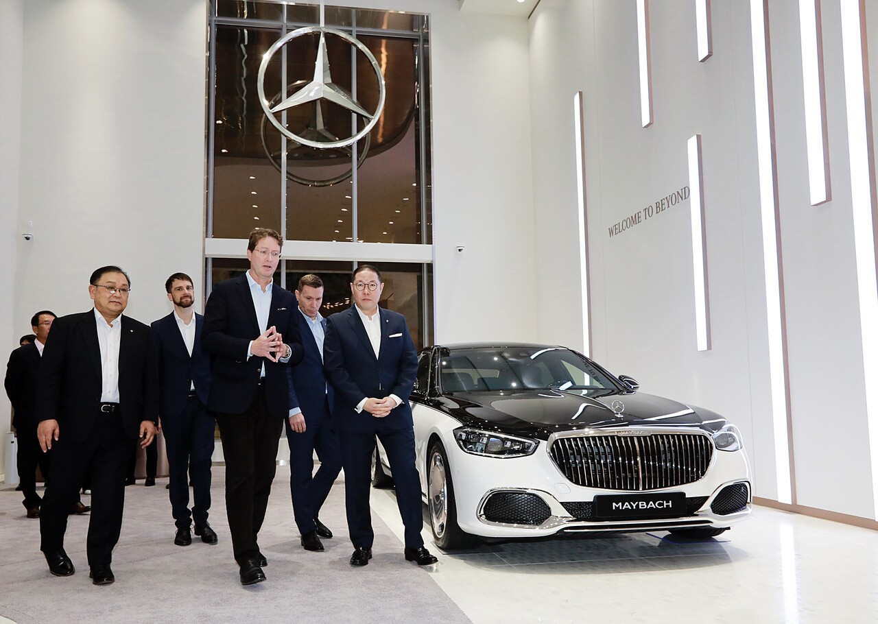올라 칼레니우스(Ola Källenius) 메르세데스-벤츠 그룹 AG 이사회 의장 및 최고경영자(CEO)가 마이바흐 브랜드센터 서울을 방문해 조현상 HS효성 부회장과 임원들을 만났다.  / 메르세데스-벤츠 코리아