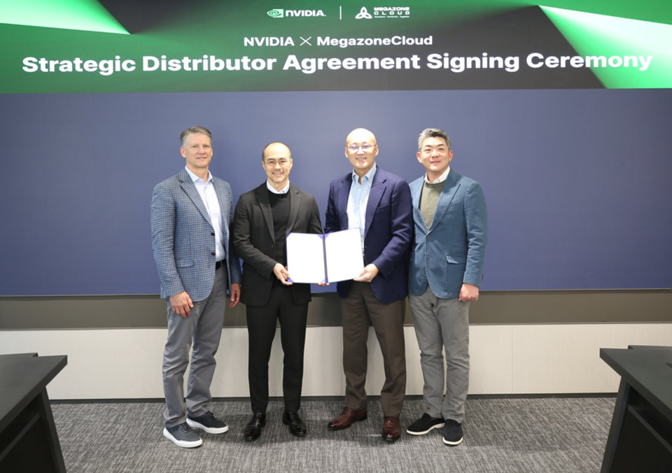 13일 과천 메가존산학연센터에서 열린 총판 계약 체결식에서 (왼쪽부터) 엔비디아 제프 팬처 글로벌 총판 총괄, 엔비디아 코리아 정소영 대표, 메가존클라우드 염동훈 대표, 황인철 CRO가 기념촬영을 하고 있다. / 메가존클라우드