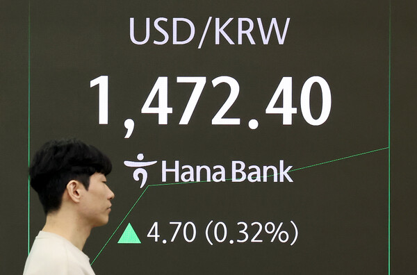 14일 오전 서울 중구 하나은행 딜링룸 전광판에 원달러 환율 시황이 표시되고 있다./뉴스1