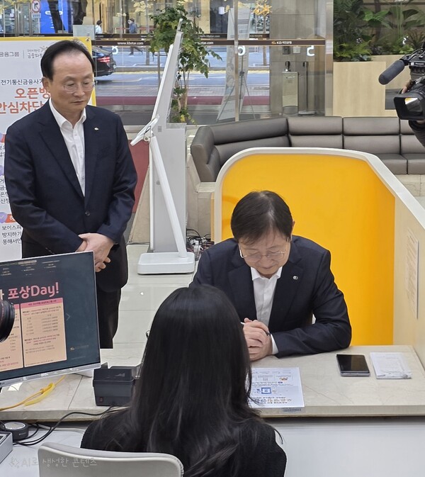 이찬진 금융감독원장이 14일 오전 서울 중구 여의도 국민은행 본관에서 오픈뱅킹 안심 차단 서비스 가입을 위해 설명을 듣고 있다./한재희 기자
