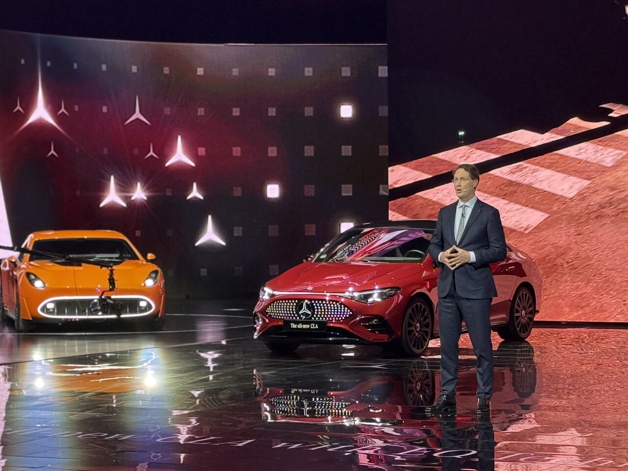 브랜드 전략을 전하고 있는 올라 칼레니우스(Ola Källenius) 메르세데스-벤츠 그룹 의장 겸 최고경영자(CEO). / 허인학 기자