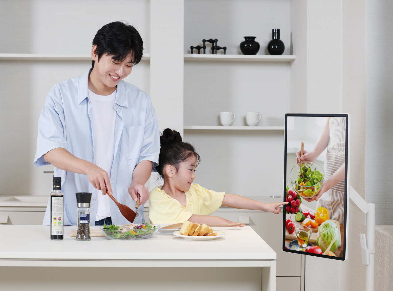 삼성전자 모델이 화면과 스탠드를 분리해 자유롭고 간편하게 사용할 수 있는 무선 이동형 스크린 '더 무빙스타일'을 체험하고 있다. / 삼성전자