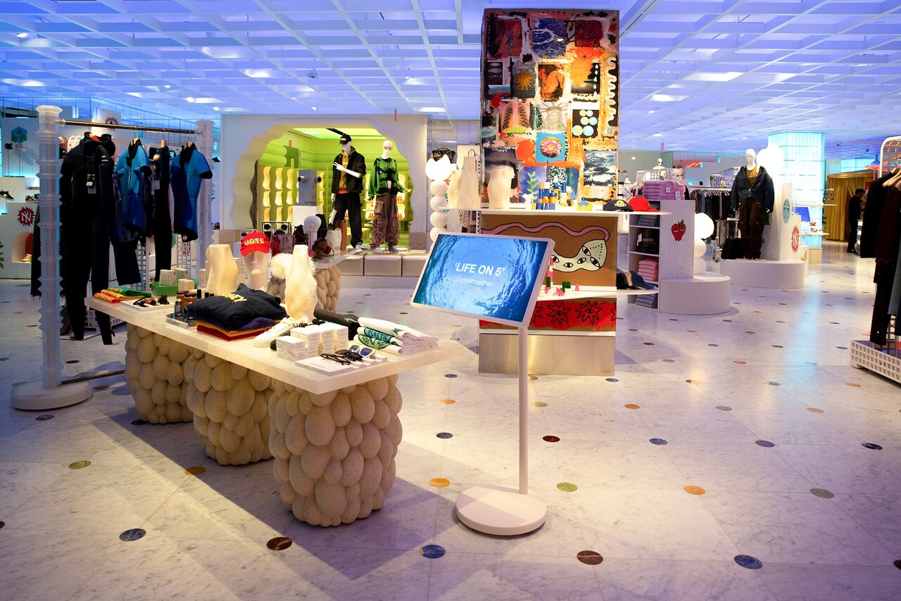 LG 스탠바이미 2가 미국 뉴욕 쁘렝땅 백화점 곳곳에 설치돼 참여 브랜드의 스토리를 담은 영상 콘텐츠를 선보이고 있다. / LG전자