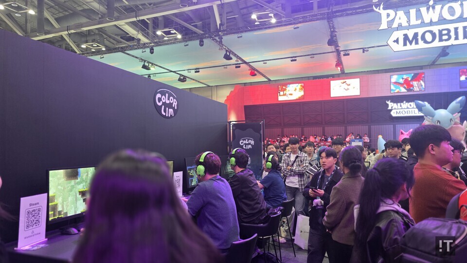 지스타 2025가 열린 11월 14일 부산 벡스코 제1전시장 K콘솔게임 스타디움 부스에서 관람객이 마일스톤게임즈의 ‘컬러 림(Color Lim)’을 시연하고 있다. / 변인호 기자