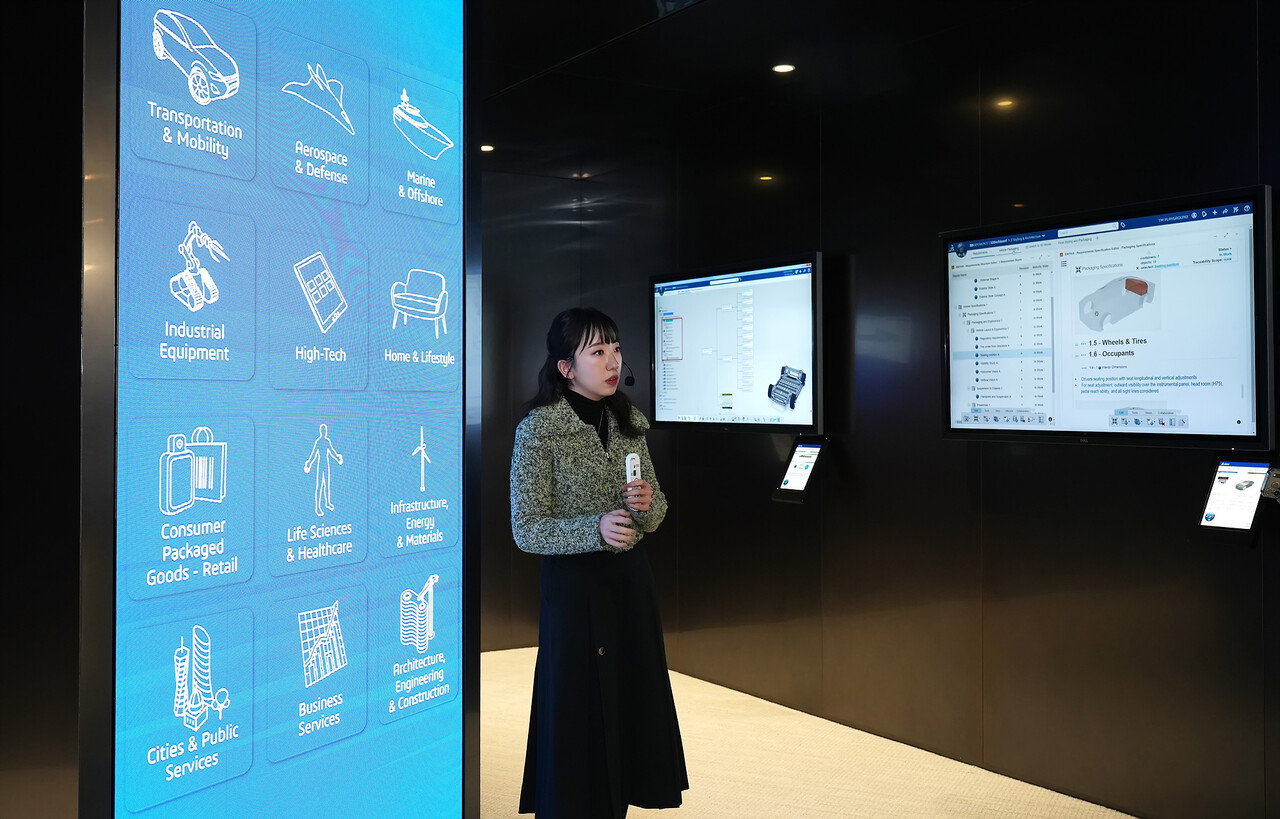 김현진 다쏘시스템 파트너가  '3D익스피리언스 이그제큐티브 센터' 투어를 진행하고 있다. / 다쏘시스템코리아