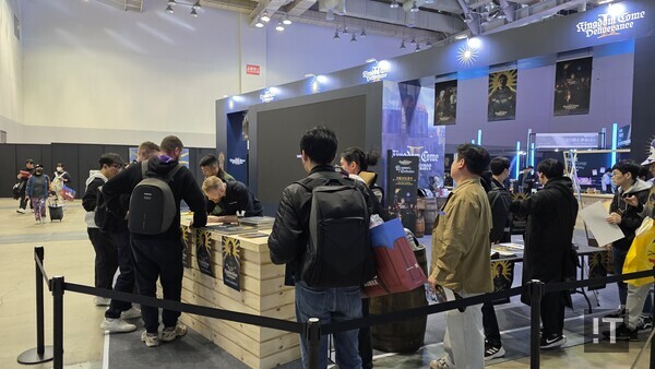 지스타 2025가 열린 11월 14일 부산 벡스코 제2전시장 워호스 스튜디오 부스에서 관람객들이 킹덤컴: 딜리버런스2 커뮤니케이션 디렉터와의 만남을 위해 줄서고 있다. / 변인호 기자