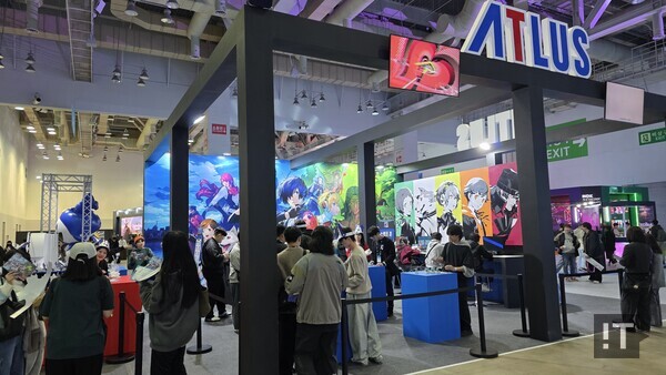 지스타 2025가 열린 11월 14일 부산 벡스코 제2전시장 세가 부스를 찾은 관람객들이 부스를 구경하며 기념품을 수령하고 있다. / 변인호 기자